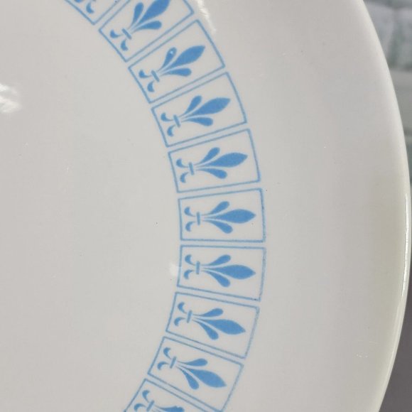 Vintage 60s Homer Laughlin Richelieu Fleur De Lis Chop Plate 12.5" Ivory & Blue - Picture 2 of 7